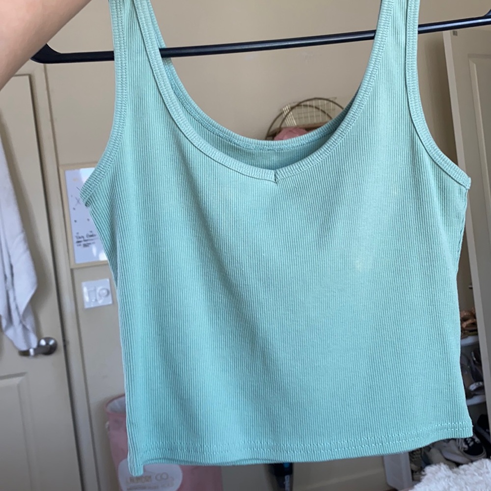 CROP TOP